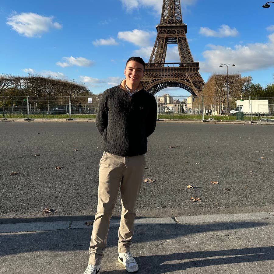Luis, sonriendo delante de la Torre Eiffel